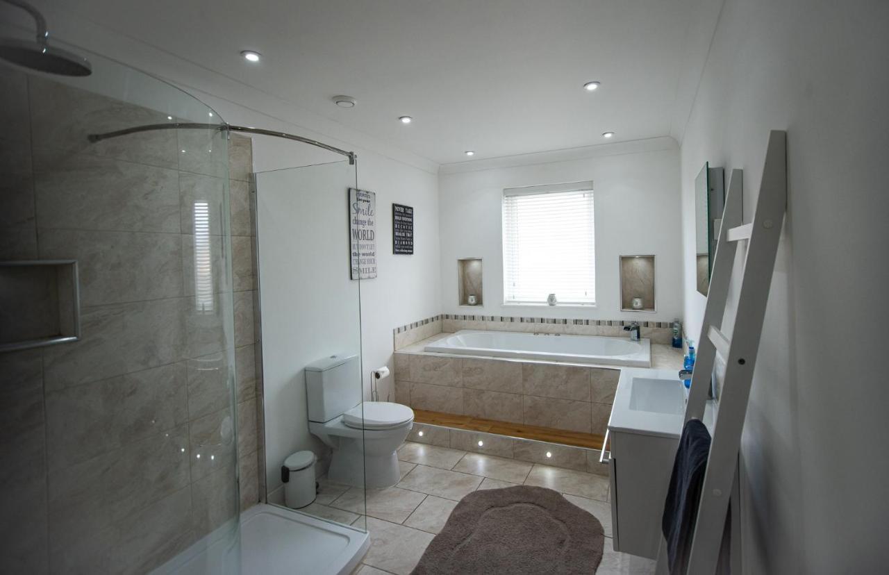 Charming 1Br Cottage With Garden, Spacious Rooms - Part Of Langley Serviced Apartments Several Properties In Wick Wick  Buitenkant foto